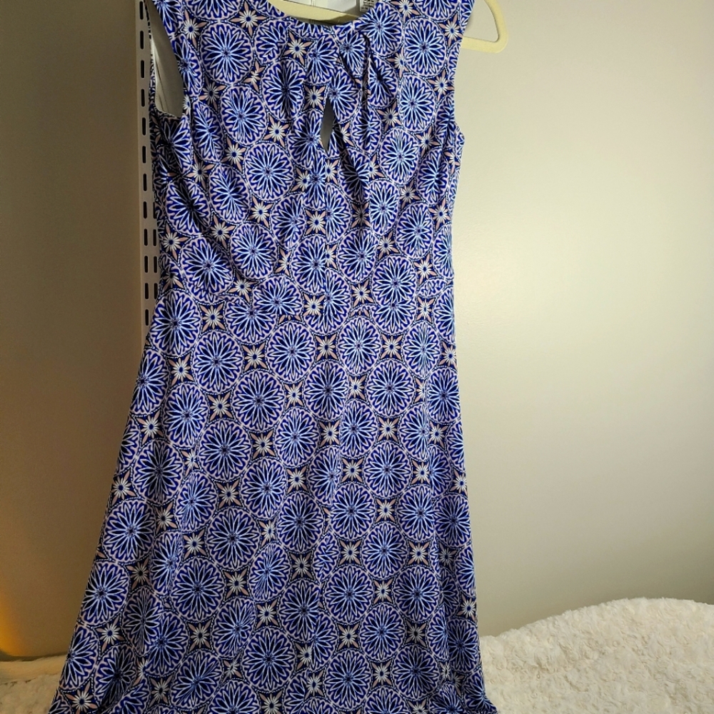 Wisp white-blue-light pink pattern, knee length knit dress with keyhole neckline